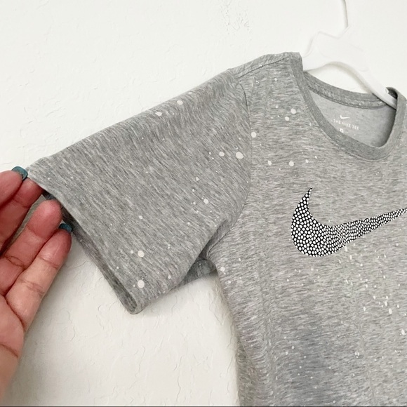 NIKE Kids Boys‎ Swoosh AOP All Over Print Speckled Grey Tee AO8172-063 Medium - Picture 4 of 8